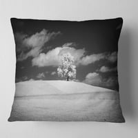 Designart usamljeno drvo na livadi crno bijelo - pejzažni štampani jastuk za bacanje - 16x16