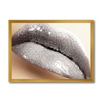 Krupni plan ženskih usana sa blistavim srebrnim uokvirenim fotografijama na platnu Art Print