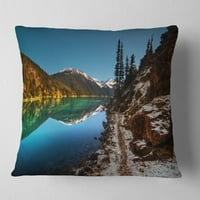 Designart plavo čisto jezero sa planinama - pejzažni štampani jastuk za bacanje - 18x18